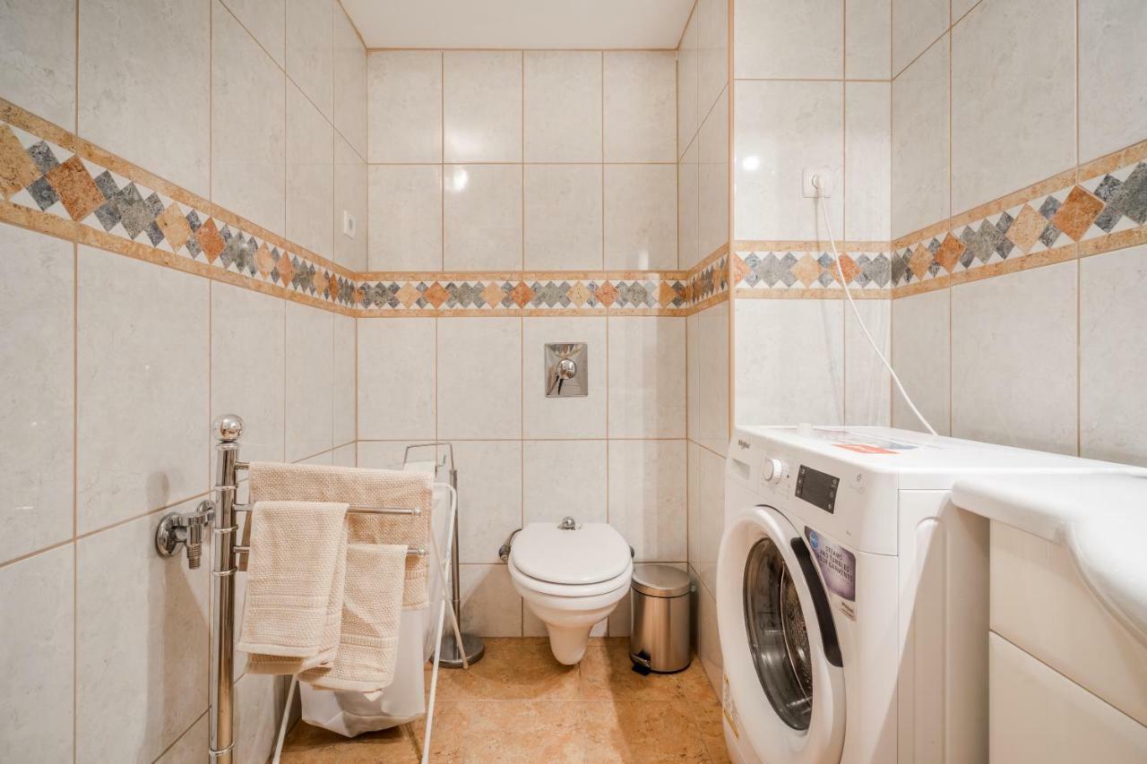 Bpr Vivid Downtown Vibe With Balcony Apartment Budapest Bagian luar foto