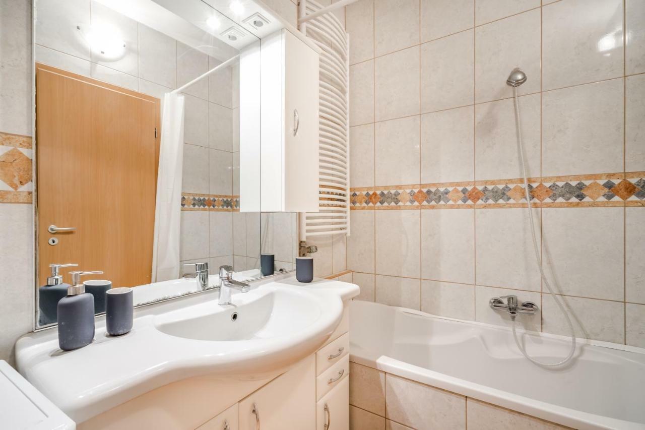 Bpr Vivid Downtown Vibe With Balcony Apartment Budapest Bagian luar foto